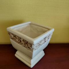 薔薇の柄の器・花瓶の画像