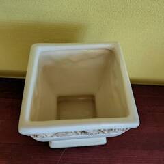 薔薇の柄の器・花瓶の画像