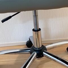 革張り調の椅子2脚(1脚相談可)　ネイルサロンで使っていましたの画像