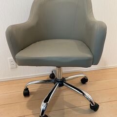 革張り調の椅子2脚(1脚相談可)　ネイルサロンで使っていましたの画像