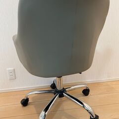 革張り調の椅子2脚(1脚相談可)　ネイルサロンで使っていましたの画像