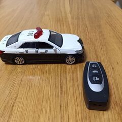 働く車(レッカー車とパトカー)の画像