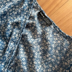 花柄ブルートップスレディースの画像