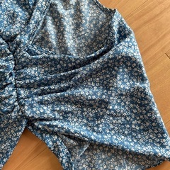 花柄ブルートップスレディースの画像