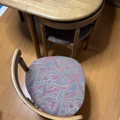 無料ダイニングテーブル椅子4つセットの画像