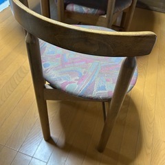 無料ダイニングテーブル椅子4つセットの画像