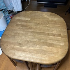 無料ダイニングテーブル椅子4つセットの画像
