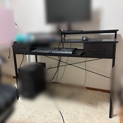 ゲーミングデスク、ゲーミングチェアの画像