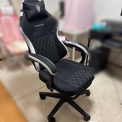 ゲーミングデスク、ゲーミングチェアの画像