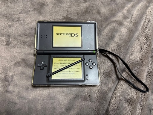 ニンテンドーDS、専用ソフト５本、 DS CARD CASE 
18