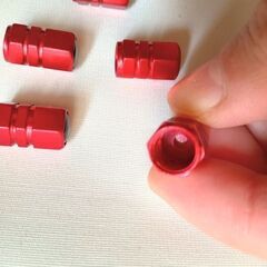 未使用 社外品 マツダ3ロゴ入り エアバルブキャップ マットレッド 4個＋1個入り 軽量 腐食防止 防水 防塵 MAZDA3の画像