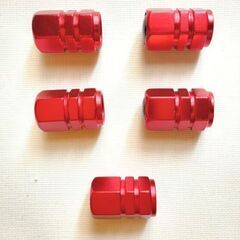 未使用 社外品 マツダ3ロゴ入り エアバルブキャップ マットレッド 4個＋1個入り 軽量 腐食防止 防水 防塵 MAZDA3の画像