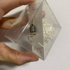 お話中　片耳　電球ピアスの画像