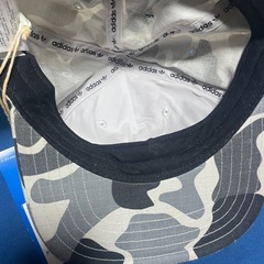 adidasの帽子の画像