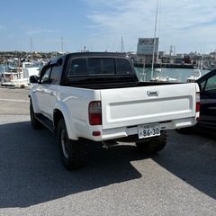 ハイラックス　ピックアップトラック　Wキャブの画像