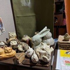 玄関壁　造花飾り（木製）　受付カウンターの上に置いてあるものはおまけで、もう無い物もあります。の画像