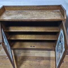 アンティーク風戸棚、扉はオシャレな化粧ガラスの画像