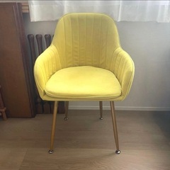 黄色のイスの画像