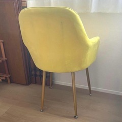 黄色のイスの画像