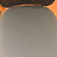 キャスター付き黒椅子の画像