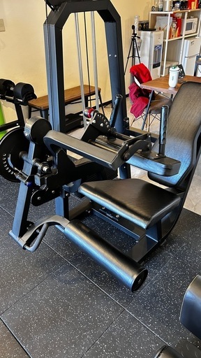 レッグエクステンションとカールのコンボマシン