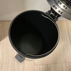 ステンレス製ペダル式ダストボックス（フタ付き・丸型）の画像