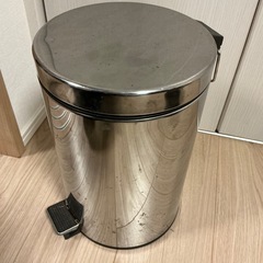 ステンレス製ペダル式ダストボックス（フタ付き・丸型）の画像