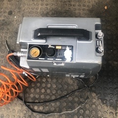 実働　MAX  小型軽量ポータブル　防音エアーコンプレッサー　エアーホース付き　の画像