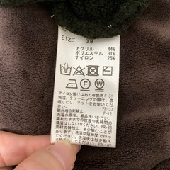 モスグリーン　セーターの画像
