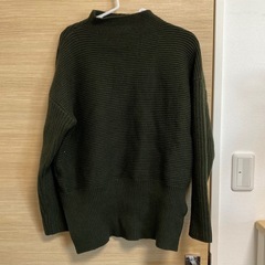 モスグリーン　セーターの画像
