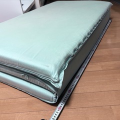 三つ折りマットレス　セミダブルサイズの画像