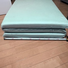 三つ折りマットレス　セミダブルサイズの画像