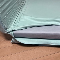 三つ折りマットレス　セミダブルサイズの画像