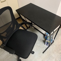 PCデスクとチェアの画像