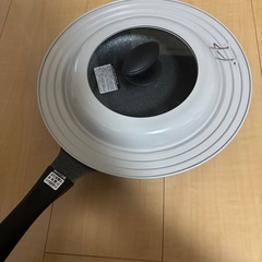 フライパンと蓋の画像
