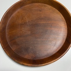 白い陶器皿・木のプレート皿の画像