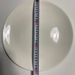 白い陶器皿・木のプレート皿の画像