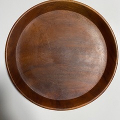 白い陶器皿・木のプレート皿の画像