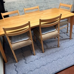 ダイニングテーブルと椅子5つの画像