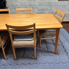 ダイニングテーブルと椅子5つの画像