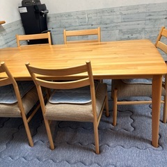 ダイニングテーブルと椅子5つの画像