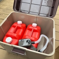 【お取引者決定済】灯油ファンヒーター1台、灯油ポリタンク10L 2個、電動ポンプの画像