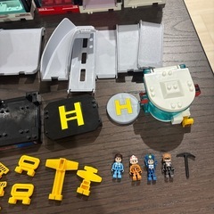 トミカタウン　レスキューベースとポリスバース2個セット
の画像