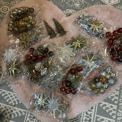 クマのぬいぐるみと、クリスマスオーナメントと、正月飾り
の画像