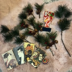 クマのぬいぐるみと、クリスマスオーナメントと、正月飾り
の画像