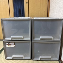 押し入れ用衣装ケース4つセットの画像