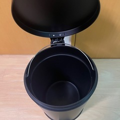 【引取済】【ペダル付きゴミ箱】ブラック／蓋付き丸型／高さ45cm×直径30cm／取りに来られる方限定！の画像