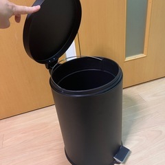 【引取済】【ペダル付きゴミ箱】ブラック／蓋付き丸型／高さ45cm×直径30cm／取りに来られる方限定！の画像