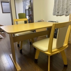 ダイニングテーブルとダイニングチェアの画像