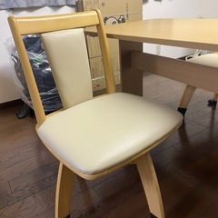 ダイニングテーブルとダイニングチェアの画像